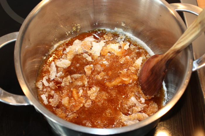 Солена вершкова карамель з желатином та горіхами