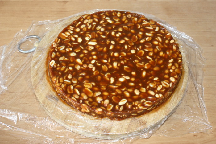 Домашня м&#39;яка карамель з арахісом - смачний карамельно-горіховий прошарок для тортів