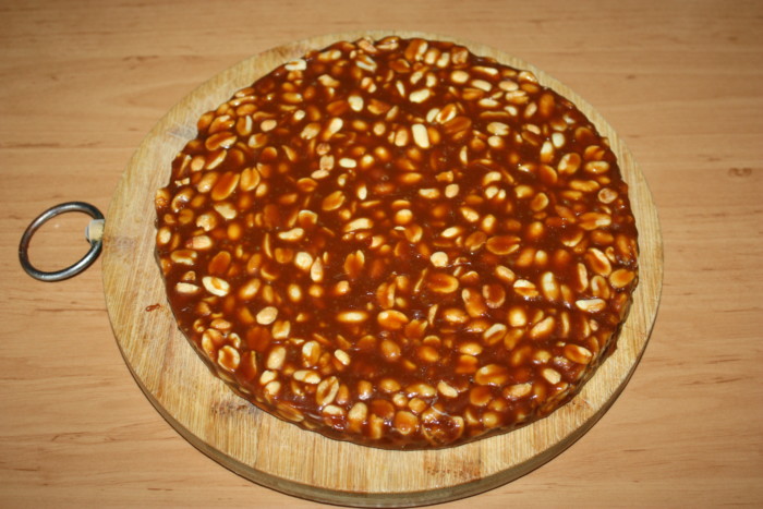 Домашня м&#39;яка карамель з арахісом - смачний карамельно-горіховий прошарок для тортів