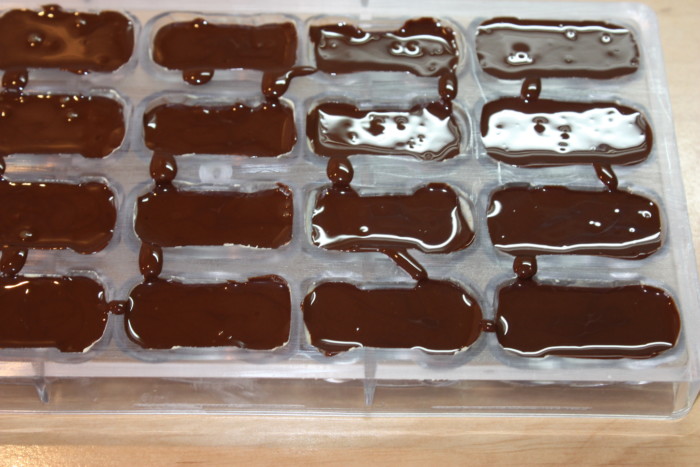 Корпусні шоколадні цукерки з двома начинками - полуничною та карамельною