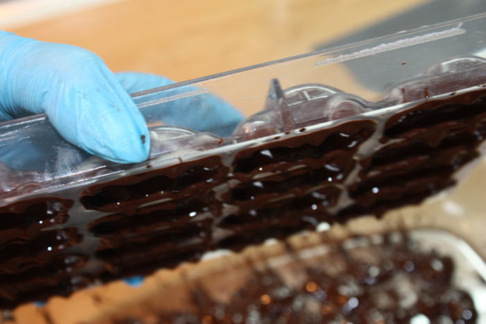 Корпусные шоколадные конфеты с двумя начинками - клубничной и карамельной