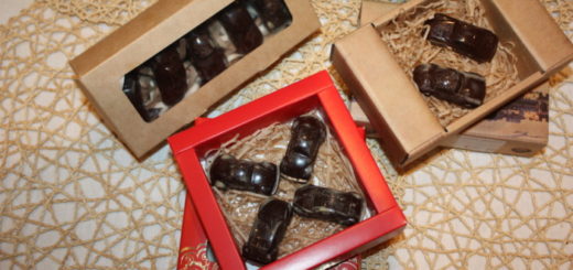 Корпусні шоколадні цукерки з двома начинками - полуничною та карамельною