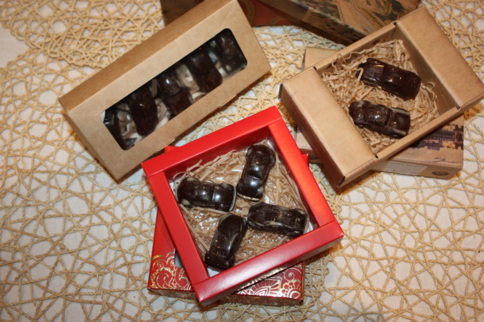 Корпусные шоколадные конфеты с двумя начинками - клубничной и карамельной