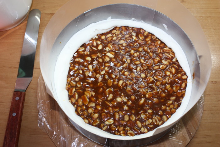 Домашній мусовий торт з полуницею, горіхами та карамеллю