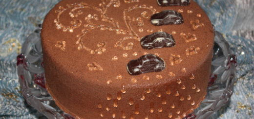 Клубничный муссовый торт с ореховой карамелью и велюром