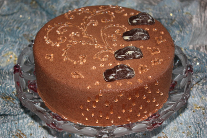 Клубничный муссовый торт с ореховой карамелью и велюром