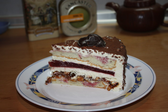 Полуничний мусовий торт з горіховою карамеллю та велюром