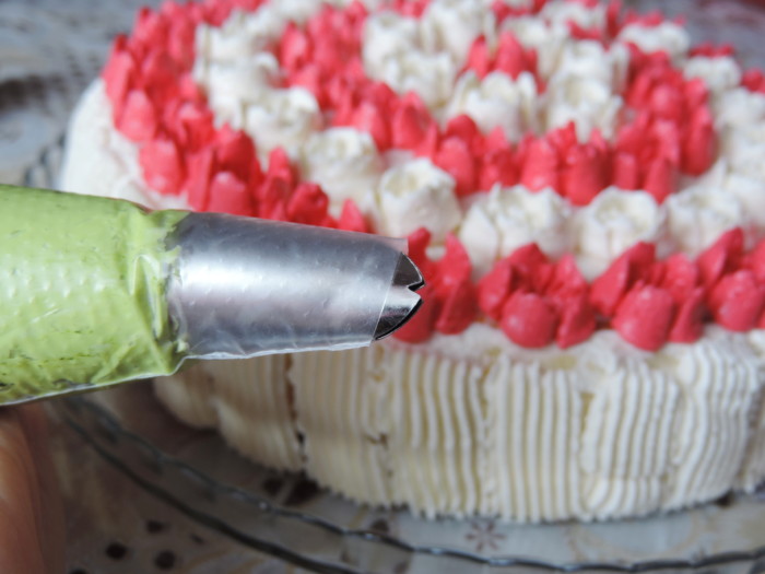 Как украсить торт насадками тюльпан