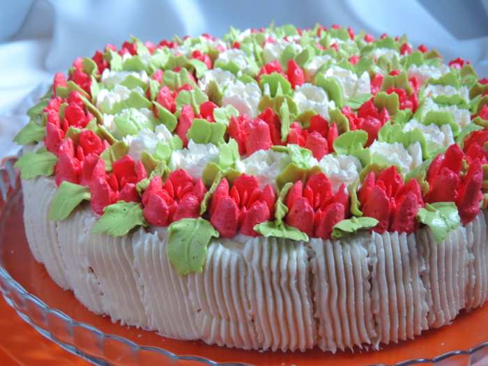 Тюльпаны из крема - простое украшение торта