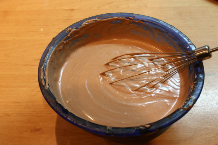 Шоколадний мусовий торт з вишневим желе всередині.