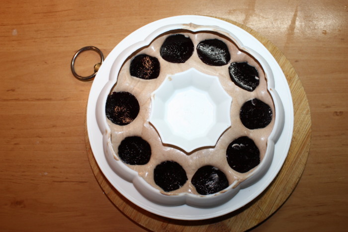 Шоколадно-вишневий мусовий торт із дзеркальною глазур&#39;ю вишневим кулі