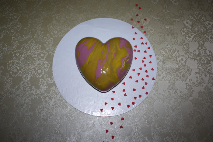 Мусовий торт у формі серця з дзеркальною глазур&#39;ю на день Святого Валентина.