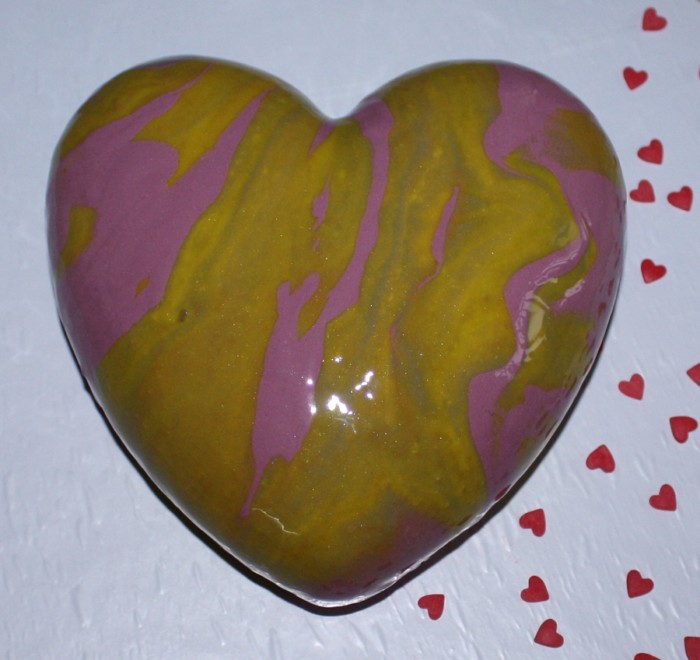 Мусовий торт у формі серця з дзеркальною глазур&#39;ю на день Святого Валентина.
