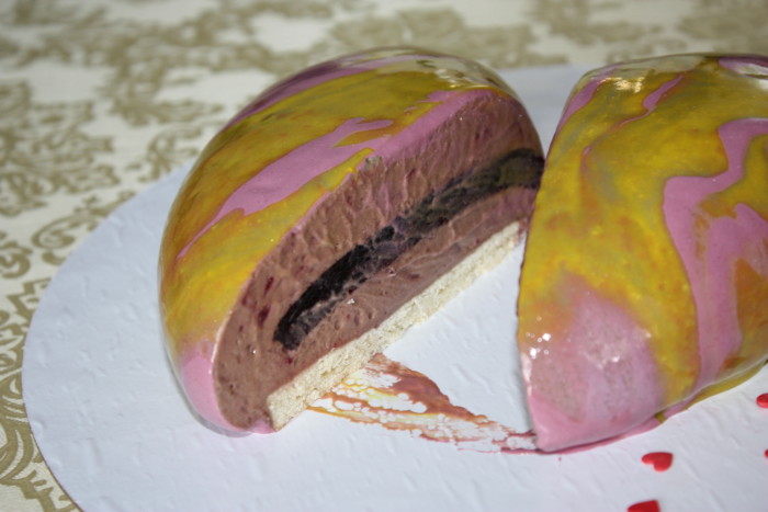 Муссовый торт в форме сердца с зеркальной глазурью -торт на день Валентина