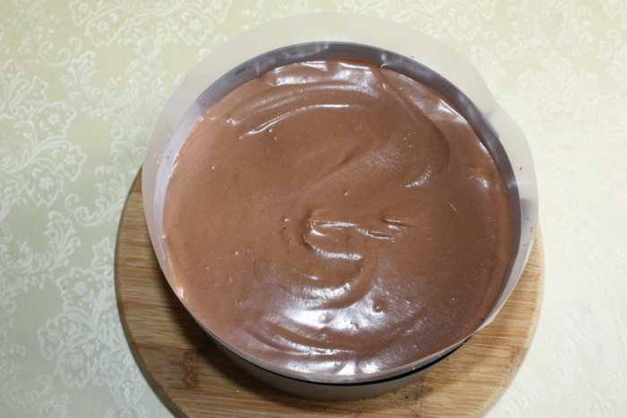 Шоколадний торт з желейним прошарком із груші, кремом та трюфелями