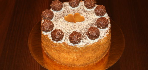 Шоколадный торт с желейной прослойкой из груши, кремом и трюфелями