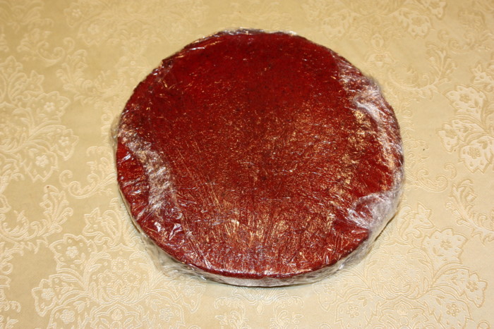 Муссово-бисквитный торт с разными начинками, покрытый велюром и гляссажем