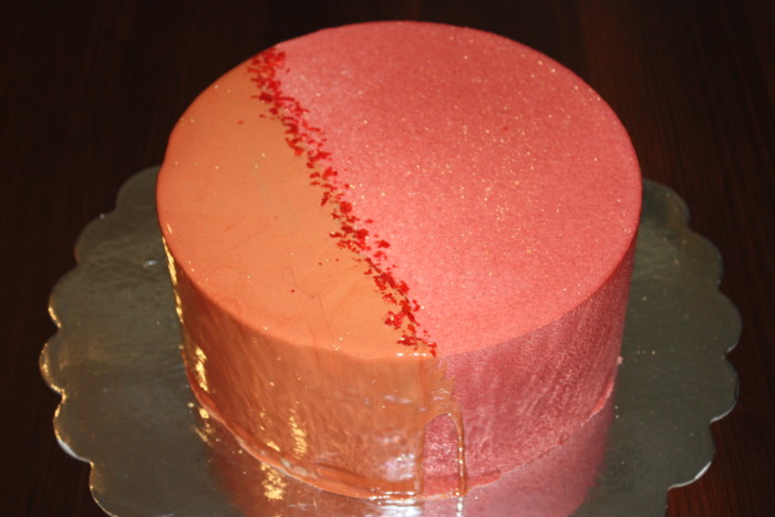 Муссово-бисквитный торт с разными начинками, покрытый велюром и гляссажем