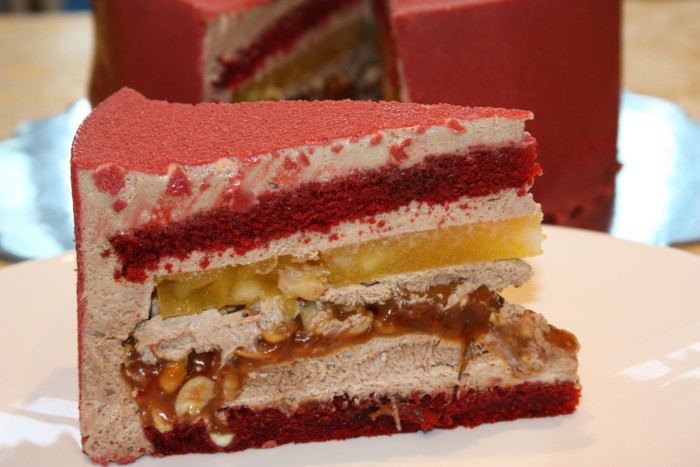 Мусово-бісквітний торт з різними начинками, покритий велюром та гласажем