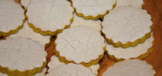 White craquelure on gingerbread cookies - covering gingerbread with cracks