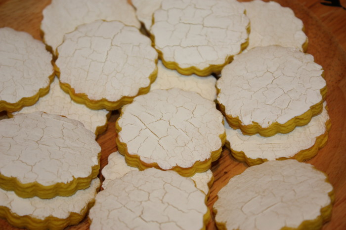 White craquelure on gingerbread cookies - covering gingerbread with cracks