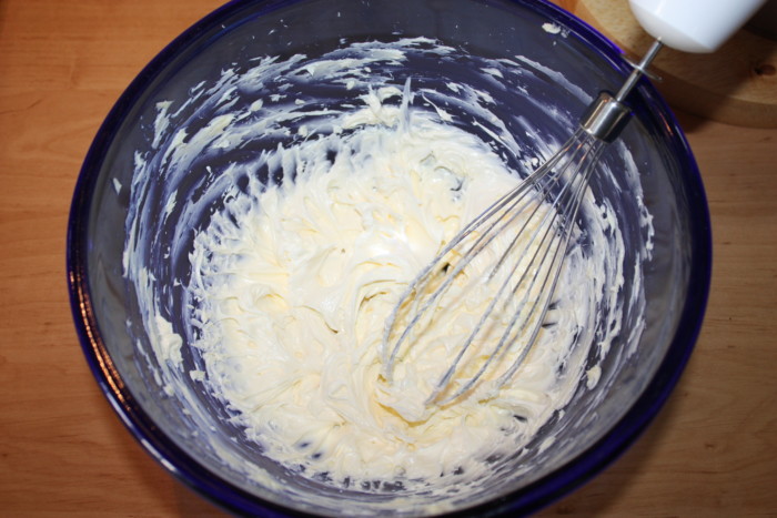 Карамельний крем з вареним згущеним молоком і маслом для прикраси торта та десертів