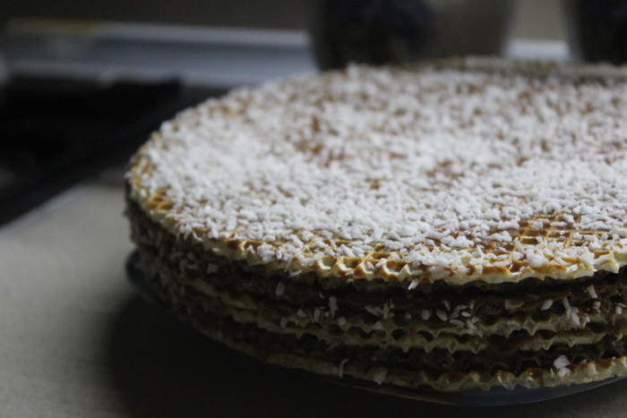 Торт из готовых вафельных коржей со сгущенкой - быстрый десерт без выпечки