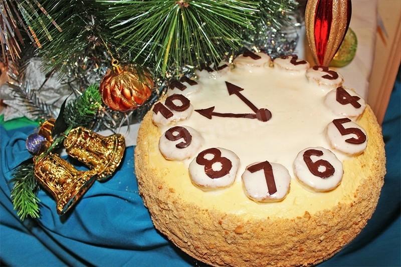 Cake New Year&#39;s clock
