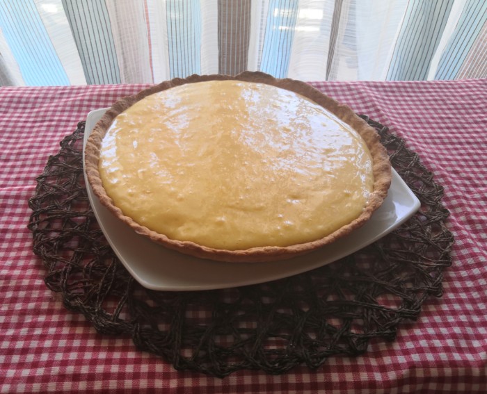 Lemon tart with shortcrust pastry meringue - a delicious and easy dessert