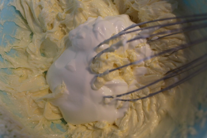 Домашній торт Снікерс – пісочне тісто з карамельним кремом