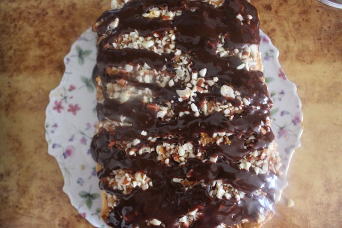 Домашній торт Снікерс – пісочне тісто з карамельним кремом