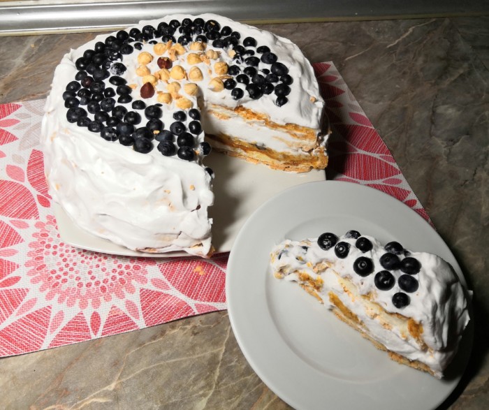 Ореховый торт без муки - вкусный воздушный меренговый торт с орехами и голубикой